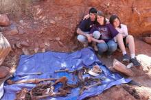 Лесли Шнайдер (в центре), ее сын Брэден (справа) и Джейсон Оменс у найденных в пустыне вблизи национального парка Canyonlands останков Кеннета Шнайдера. 16 апреля 2011 г.Photo courtesy: Leslie Schneider / AP